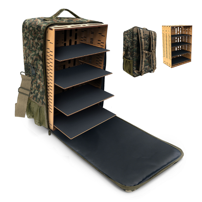 Army Transport Backpack L Camouflage Edition – otwarty plecak z 4 tacami MDF i metalizowaną gumą, widok z boku z plecakiem moro i dodatkową szafką L, na białym tle