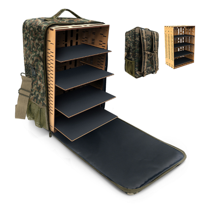 Army Transport Backpack L Camouflage Edition – otwarty plecak z 4 tacami MDF i metalizowaną gumą, widok z boku z plecakiem moro i dodatkową szafką L, na białym tle