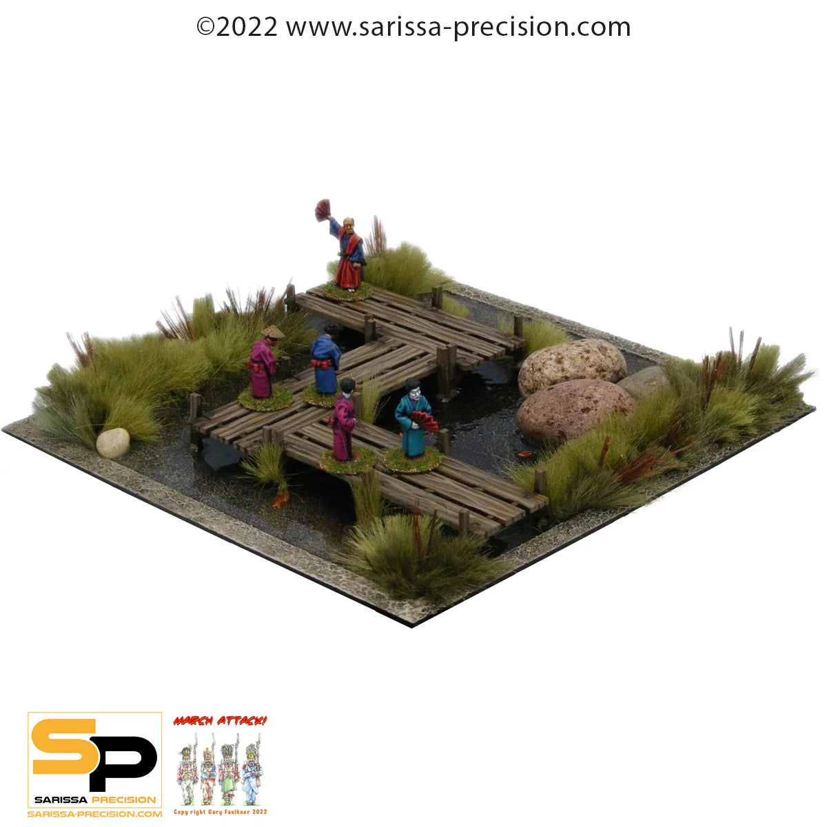 Walkway / Bridge Set B008 – widok izometryczny na pomost złożony z 3 sekcji na macie z figurkami w strojach azjatyckich, trawa i kamienie dla skali, pomalowane MDF, 28mm Sarissa Precision
