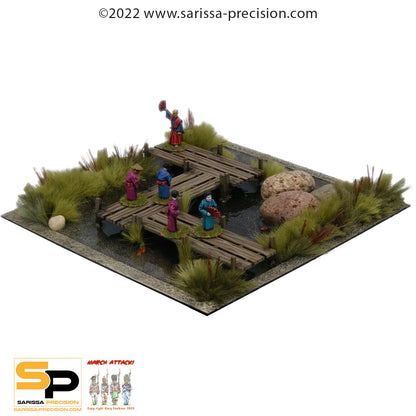 Walkway / Bridge Set B008 – widok izometryczny na pomost złożony z 3 sekcji na macie z figurkami w strojach azjatyckich, trawa i kamienie dla skali, pomalowane MDF, 28mm Sarissa Precision
