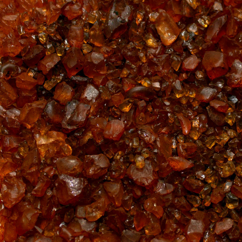 Base Ready Amber Glass Rock – zbliżenie na bursztynowe kamyki szklane połyskujące w ciepłych odcieniach czerwieni, brązu i złota
