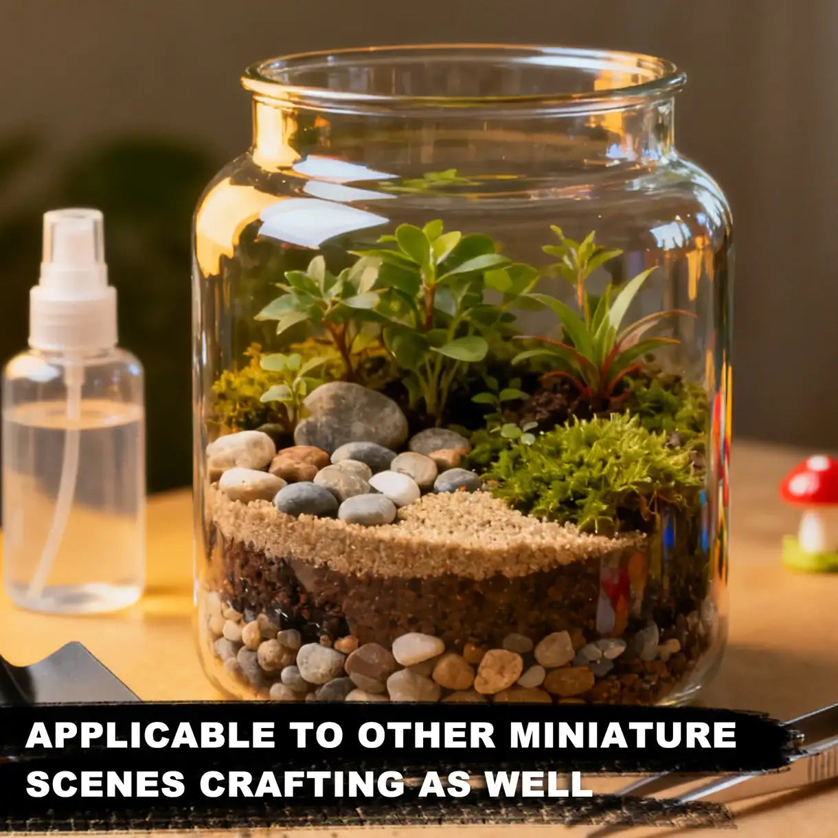 Battlefield Basing Set Golden Maple – zastosowanie do innych miniaturowych scen: szklany słoik-terrarium z warstwami piasku, kamyków, mchu i roślin, obok butelka z atomizerem i pęseta; napis "Applicable to Other Miniature Scenes Crafting as Well"
