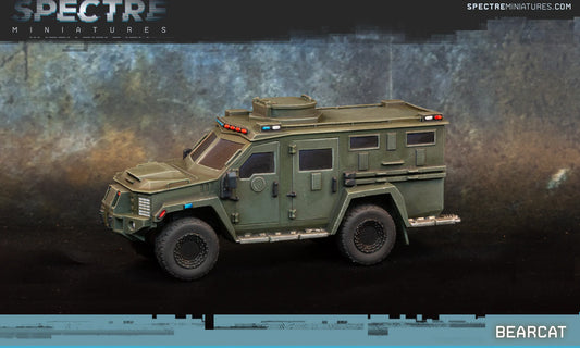 Bearcat Spectre Miniatures – opancerzony transporter policyjny żywica 1/50 widok z boku, oliwkowy
