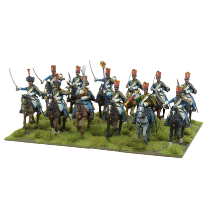 Black Powder: French Hussars 1808–1815 – 12 pomalowanych figurek francuskich huzarów konnych w niebieskich mundurach z czerwonymi czapkami i szablami w szarży, na zielonej podstawce trawiastej, białe tło, Warlord Games
