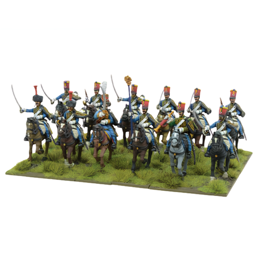 Black Powder: French Hussars 1808–1815 – 12 pomalowanych figurek francuskich huzarów konnych w niebieskich mundurach z czerwonymi czapkami i szablami w szarży, na zielonej podstawce trawiastej, białe tło, Warlord Games
