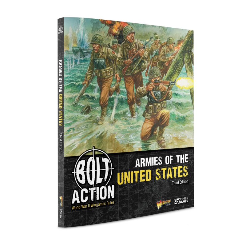 Bolt Action Armies of the United States Third Edition 401013001 – twarda okładka książki z ilustracją: oddział amerykańskich żołnierzy w hełmach M1 szturmuje plażę przez fale z karabinami M1 Garand i BAR, eksplozje i desant w tle, logo Bolt Action World War II Wargames Rules, wydawnictwo Warlord Games i Osprey Games
