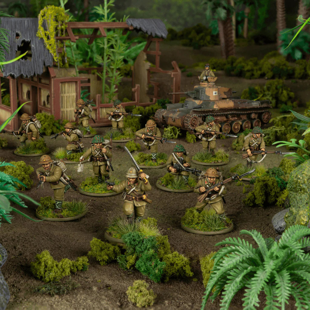 Bolt Action Third Edition Island Assault! 401510008 – diorama pacyficzna: 12 pomalowanych plastikowych figurek japońskiej piechoty 28mm w mundurach khaki z bagnetami i mieczami w dynamicznych pozach bojowych na tle dżungli z palmami i paprociami, zniszczona azjatycka chata MDF w tle, czołg Chi-Ha w trójkolorowym kamuflażu z dowódcą w otwartym włazie, ciemna ziemia z kępkami trawy na podstawkach, Warlord Games
