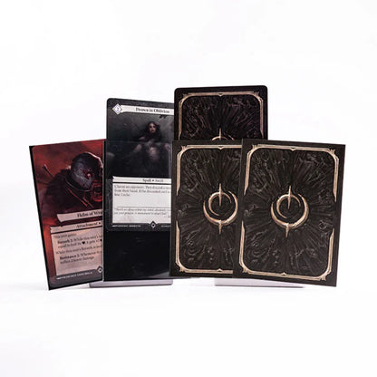 Malediction Card Sleeve – 2 koszulki z ciemnym ornamentem i złotym symbolem Malediction obok kart Helm of Wrath i Drown in Oblivion na białym tle