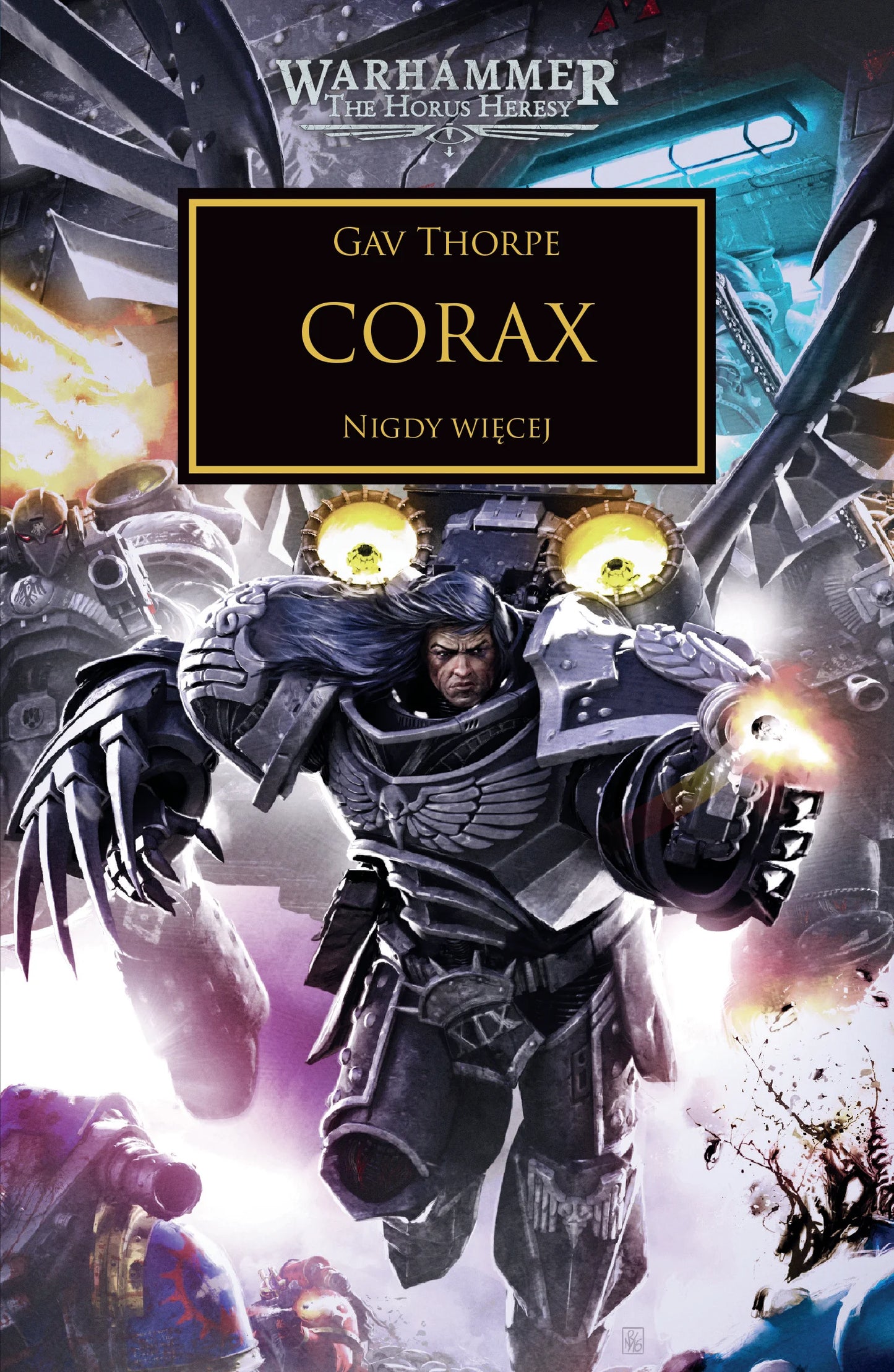 Warhammer The Horus Heresy Corax Tom XL Nigdy Więcej – okładka książki: zbliżenie na Corvusa Coraxa w czarnej zbroi Kruczej Gwardii z długimi czarnymi włosami i szponami biegnącego z pistoletem przez pole bitwy, żółte reflektory i eksplodujące pojazdy w tle, napis Corax Nigdy Więcej, autor Gav Thorpe, logo Warhammer The Horus Heresy, wydawnictwo Copernicus Corporation

