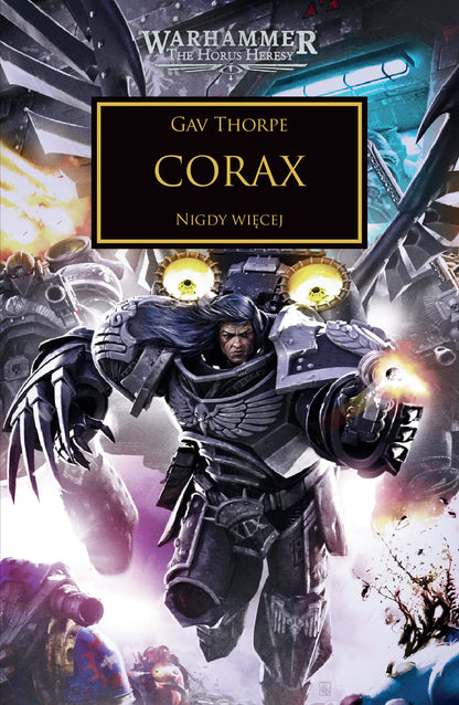 Warhammer The Horus Heresy Corax Tom XL Nigdy Więcej – okładka książki: zbliżenie na Corvusa Coraxa w czarnej zbroi Kruczej Gwardii z długimi czarnymi włosami i szponami biegnącego z pistoletem przez pole bitwy, żółte reflektory i eksplodujące pojazdy w tle, napis Corax Nigdy Więcej, autor Gav Thorpe, logo Warhammer The Horus Heresy, wydawnictwo Copernicus Corporation
