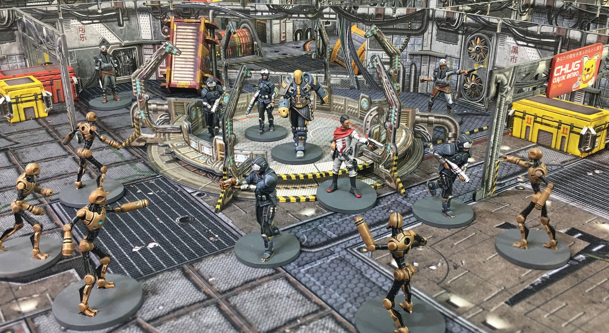 Core Space Galactic Corps – pomalowane figurki Galactic Corps Director, Juggernaut i Galactic Guards na arenie 3D z Particle Transmitterem, Purge i Trader w tle
