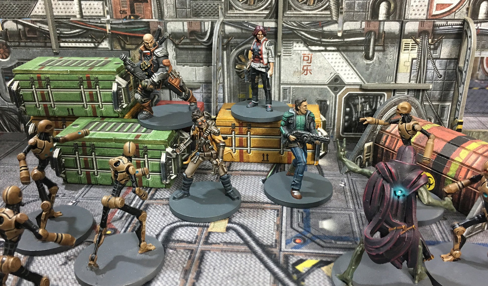Core Space Poseidon Crew – pomalowane figurki Teelac, Hoskins, Thoman i Pi walczące z Purge Harvesterami i Live One na arenie Core Space z zielonymi kontenerami i skrzyniami
