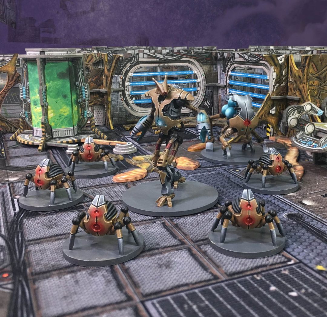 Core Space Purge Outbreak – pomalowane figurki: Annihilator pośrodku, Mother i 5 Spiderów na arenie z biomasą, Plasma Reactorem i Cell Walls w tle
