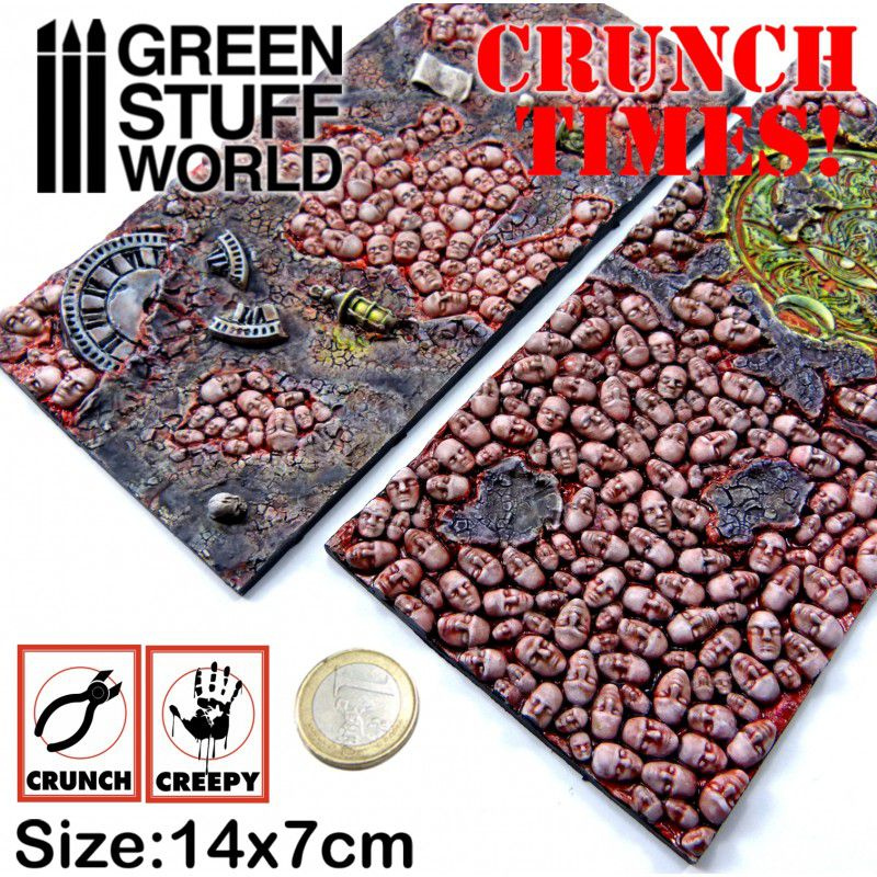 Death Faces Crunch Times Green Stuff World 21174 – dwie pomalowane płytki żywiczne z twarzami demonicznymi, widok z boku z monetą euro dla skali, efekt finalny
