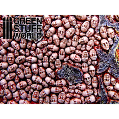 Death Faces Crunch Times Green Stuff World 21174 – zbliżenie na szczegóły płytki żywicznej z tłoczonymi twarzami demonicznymi, efekt po malowaniu
