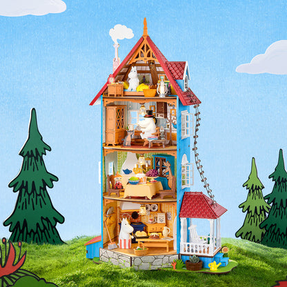 Dom Muminków Rolife DA009 Moominhouse – gotowy model z zamkniętą niebieską fasadą, czerwonym dachem i drabiną linową, widok z boku z figurkami Muminka i Little My na trawie