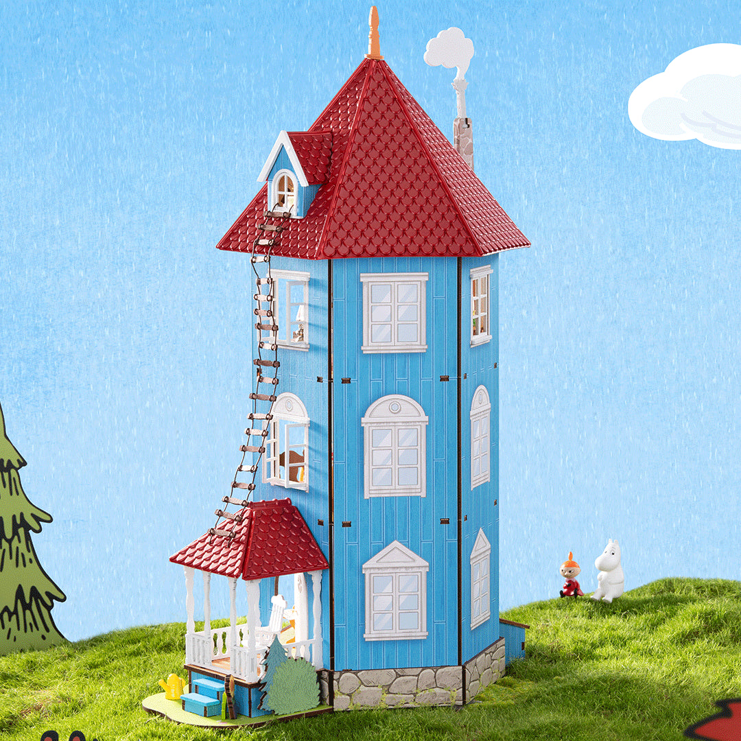 Dom Muminków Rolife DA009 Moominhouse – gotowy model nocny z włączonym oświetleniem LED, widok z przodu z ciepłym światłem w każdej kondygnacji i figurkami Muminków