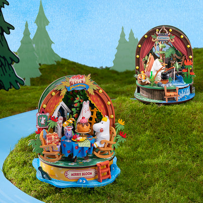 Ogrodowe Przyjęcie Panny Migotki Rolife DA011 – dwa modele z serii Moomin na białym stole: Merry Bloom i Camping Adventure