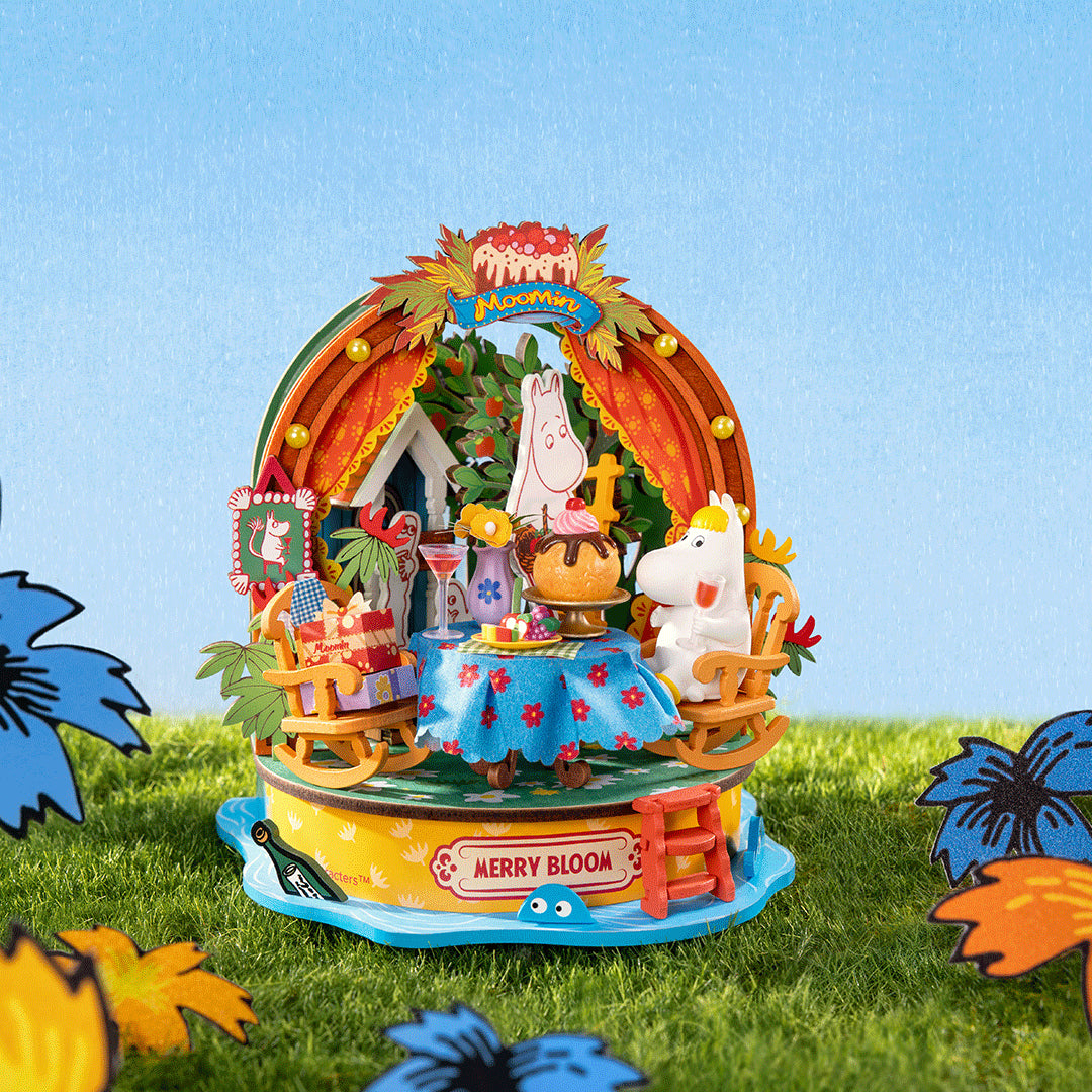 Ogrodowe Przyjęcie Panny Migotki Rolife DA011 – dwa modele z serii Moomin: Merry Bloom i drugi na zielonej łące