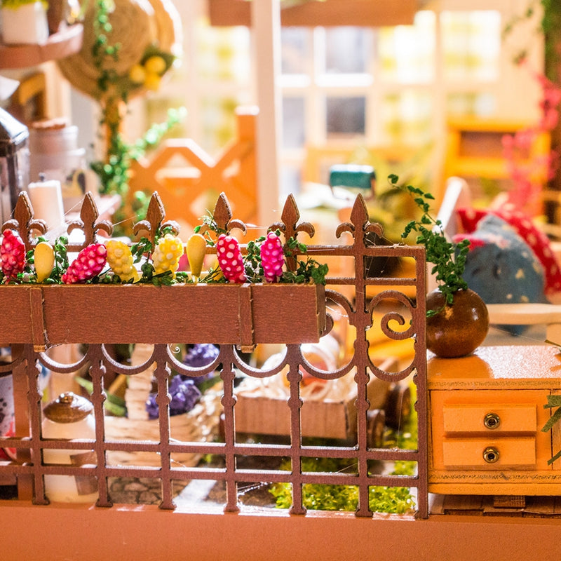 Kwiaciarnia Millera Miller's Flower House Rolife DG108 – zbliżenie na półkę z tulipanami, bluszczem, słomkowym kapeluszem i ramkami na ścianie