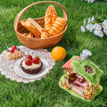 Leśna Chatka Fluffy Grove Rolife DG184 – gotowy model na łące obok koszyka z pieczywem, tartami i stokrotkami, widok lifestyle