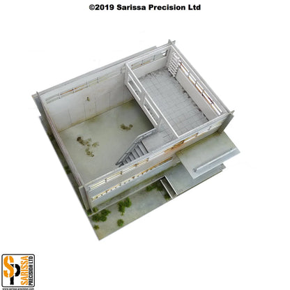 Secure Compound Scenery Set Q023 – widok z góry na wnętrze magazynu ze zdjętym dachem: klatka schodowa, balkon i parter, pomalowane MDF, 28mm Sarissa Precision
