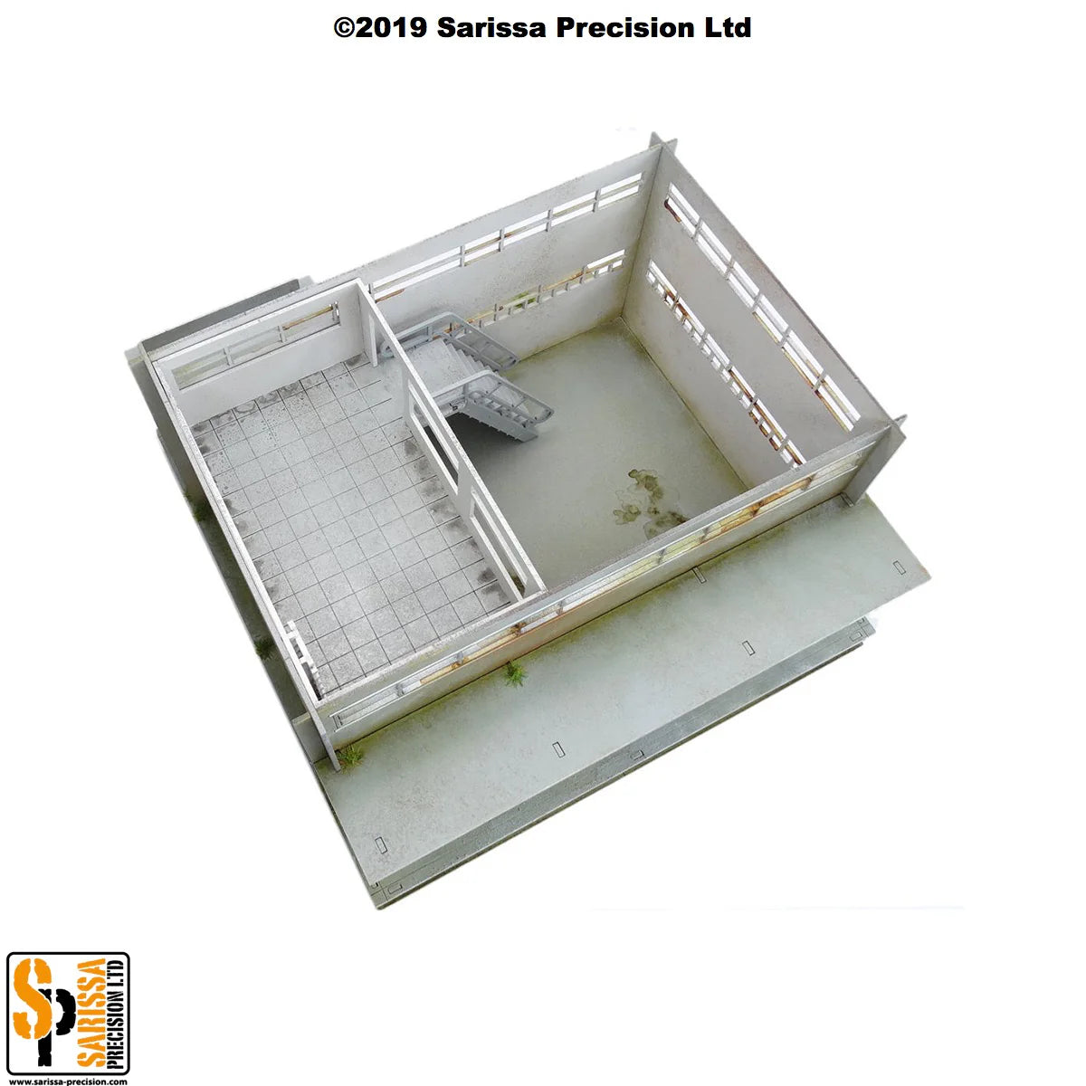 Secure Compound Scenery Set Q023 – widok z góry na wnętrze piętra magazynu ze zdjętym dachem: klatka schodowa, balustrada i kafelkowa podłoga, pomalowane MDF, 28mm Sarissa Precision
