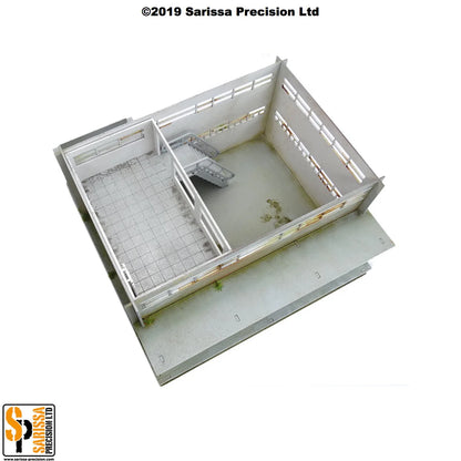 Secure Compound Scenery Set Q023 – widok z góry na wnętrze piętra magazynu ze zdjętym dachem: klatka schodowa, balustrada i kafelkowa podłoga, pomalowane MDF, 28mm Sarissa Precision

