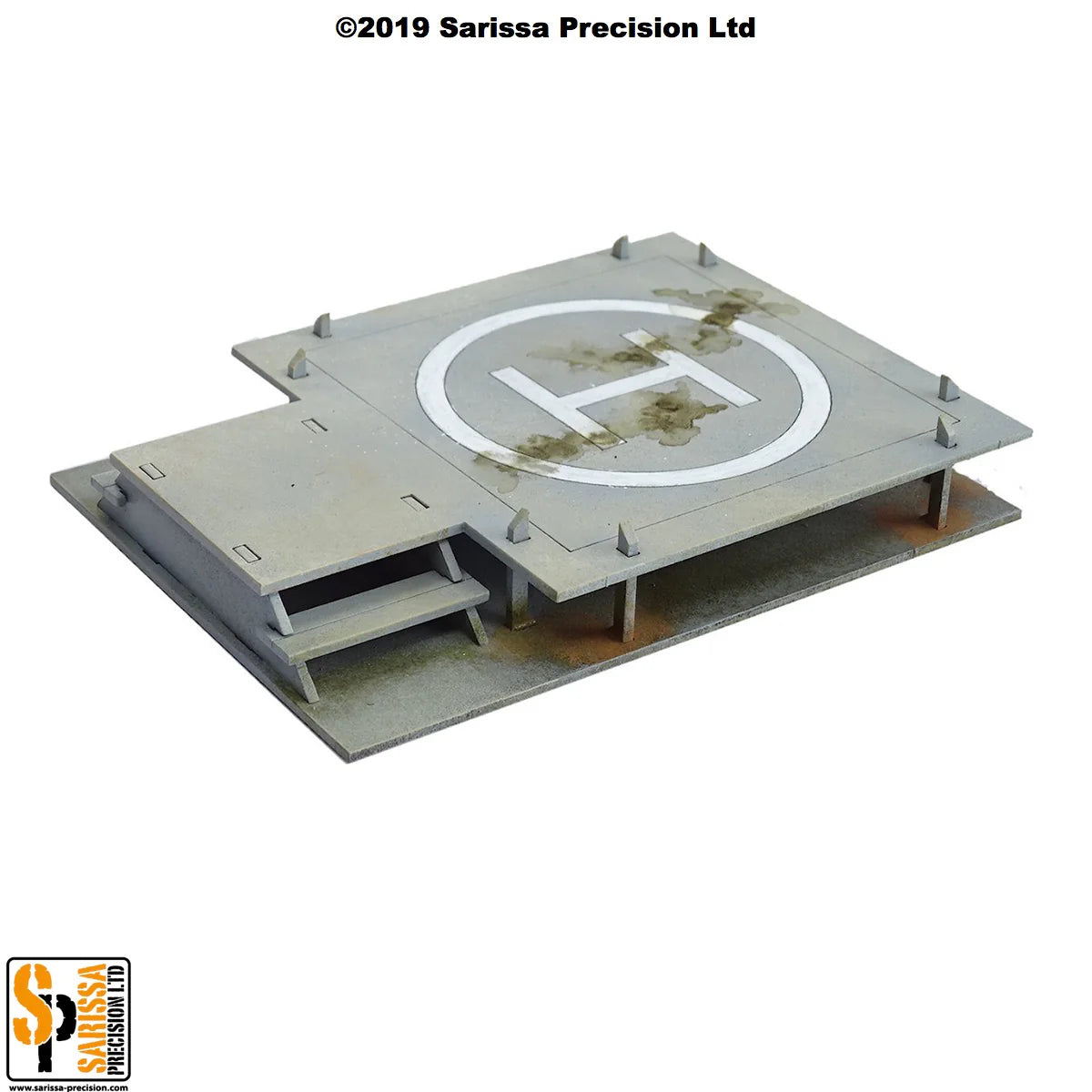 Secure Compound Scenery Set Q023 – widok izometryczny na wolno stojące lądowisko dla helikopterów ze znakiem H, schody boczne i betonowa podstawa, pomalowane MDF, 28mm Sarissa Precision

