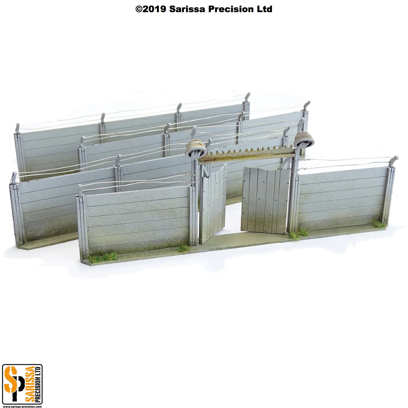 Secure Compound Scenery Set Q023 – widok na sekcje murów z drutem kolczastym i bramę wjazdową z 2 reflektorami, pomalowane MDF, 28mm Sarissa Precision
