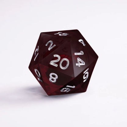 Malediction Special D20 – ciemnoczerwona kość D20 z płynnym rdzeniem i srebrnymi cyframi, widok pod kątem, szare tło