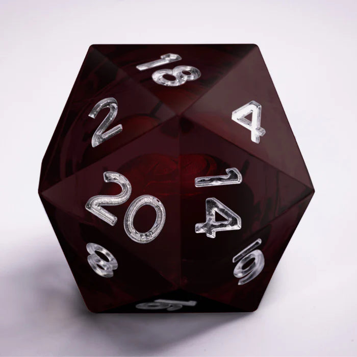 Malediction Special D20 – zbliżenie na ciemnoczerwony D20 z płynnym rdzeniem, srebrne cyfry, ściana z "20" na froncie, szare tło
