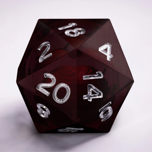 Malediction Special D20 – zbliżenie na ciemnoczerwony D20 z płynnym rdzeniem, srebrne cyfry, ściana z "20" na froncie, szare tło