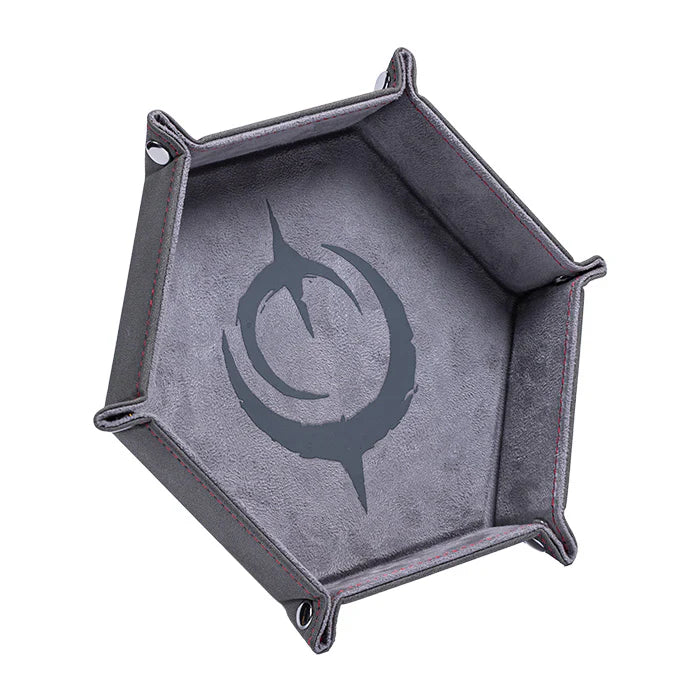 Malediction Premium Dice Tray – sześciokątna taca na kości rozłożona, widok z góry pod kątem: ciemnoszara zamszowa powierzchnia z logo Malediction i srebrne zatrzaśki na białym tle