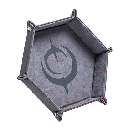 Malediction Premium Dice Tray – sześciokątna taca na kości rozłożona, widok z góry pod kątem: ciemnoszara zamszowa powierzchnia z logo Malediction i srebrne zatrzaśki na białym tle