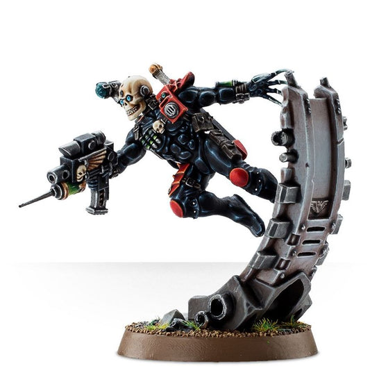 Eversor Assassin – figurka Warhammer 40,000, widok z przodu
