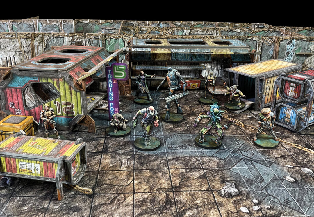 Core Space Trading Post 5 – pomalowane figurki Traderów i NPC na arenie 3D Trading Post 5 z kontenerami, szyldem Trading Post i ścianami stacji First Born
