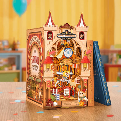 Fairytale Amusement Park Book Nook – widok frontalny gotowego modelu z zamkiem i karuzelą