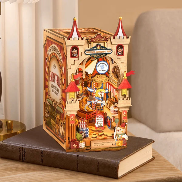Fairytale Amusement Park Book Nook – model na półce między książkami z oświetleniem LED