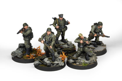 Fortunate Sons - 5 pomalowanych miniatur: żołnierz z MP40, Panzergrenadier z karabinem, oficer z lornetką, żołnierz z MG42 w pozycji strzeleckiej, żołnierz z karabinem - AK Interactive 30mm