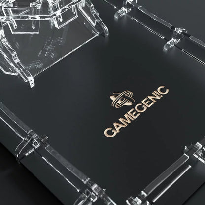 Gamegenic Crystal Twister Premium Dice Tower – detal przezroczystej wieży na kości, widok toru kości i podstawy
