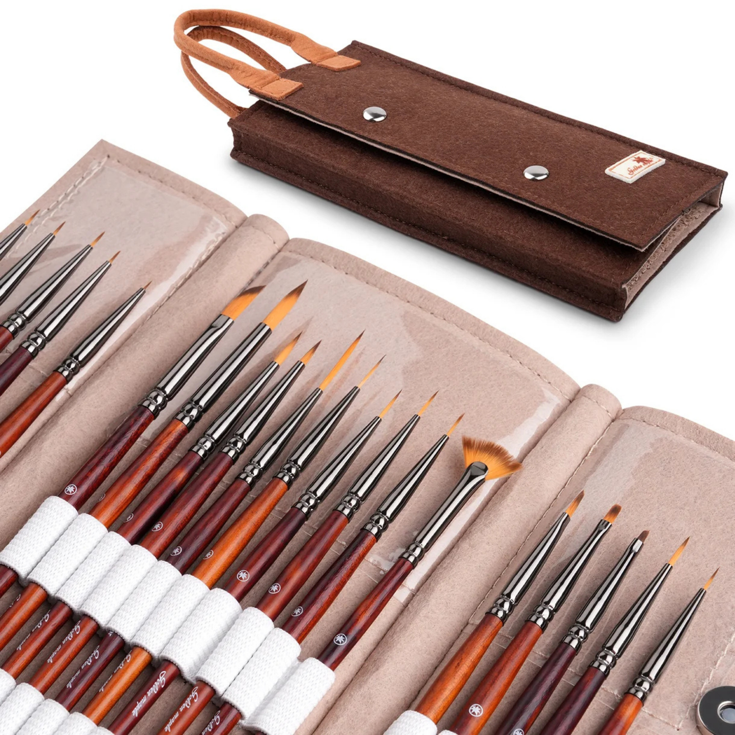 Nylon Micro Detail Brush Set Golden Maple – 20 pędzli z ciemnobrązowymi rączkami i pomarańczowym włosiem nylonowym rozłożonych w otwartym brązowym filcowym etui z beżową wkładką i uchwytami na pędzle; nad etui zamknięte brązowe filcowe etui z pomarańczową rączką i dwiema magnetycznymi zatrzaskami; białe tło
