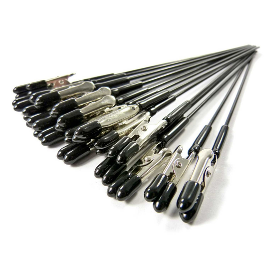 Alligator Clips Green Stuff World – 20 metalowych krokodylków malarskich z czarnymi silikonowymi końcówkami rozłożonych wachlarzowo na białym tle, widok z góry
