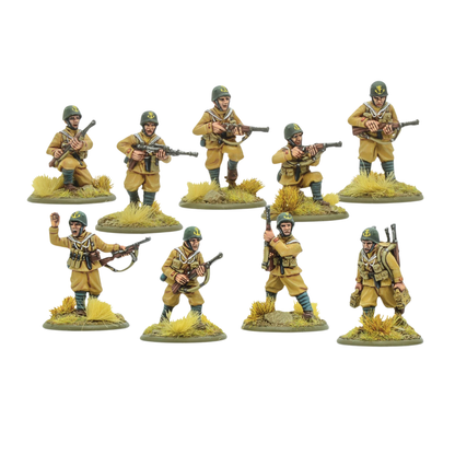 San Marco Marines Infantry Section Warlord Games – 9 pomalowanych metalowych figurek włoskiej piechoty morskiej 28mm Bolt Action, mundury khaki, zielone hełmy z kotwicą San Marco, uzbrojenie w karabiny i LKM, podstawki z trawą, widok z przodu, białe tło
