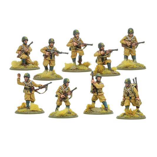 San Marco Marines Infantry Section Warlord Games – 9 pomalowanych metalowych figurek włoskiej piechoty morskiej 28mm Bolt Action, mundury khaki, zielone hełmy z kotwicą San Marco, uzbrojenie w karabiny i LKM, podstawki z trawą, widok z przodu, białe tło
