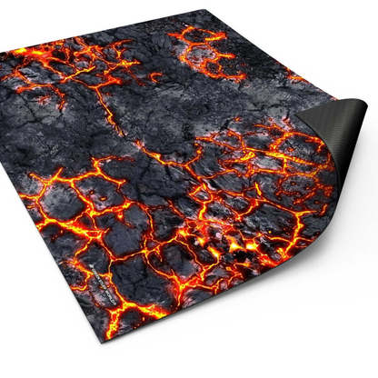 Neoprene Mat Flamecoil Path Green Stuff World – neoprenowa mata bitewna 56x76cm z nadrukiem lawy i spękanej skały wulkanicznej, widok z lekko zwiniętym rogiem ukazującym czarny spód antypoślizgowy
