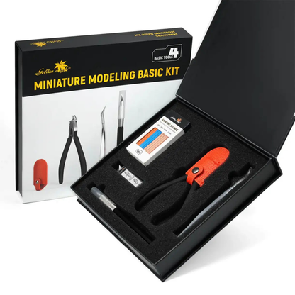 Miniature Modeling Basic Kit Golden Maple – czarne pudełko prezentacyjne z napisem "Miniature Modeling Basic Kit – Basic Tools 4" otwarte, w środku: obcinarka modelarska, nożyk All-Metal Pencil Knife z pomarańczową skórzaną pochwą, gąbki ścierne Sanding Sponge, białe tło
