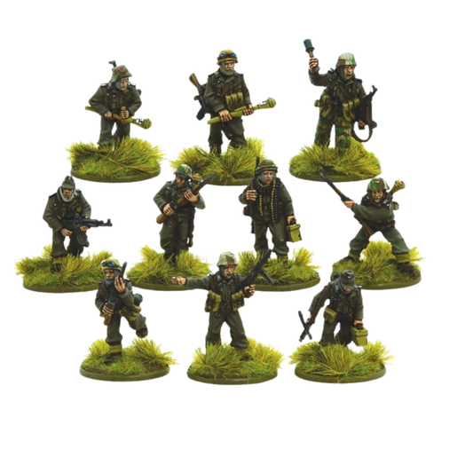 Volksgrenadiers Warlord Games – 9 pomalowanych metalowych figurek niemieckiej piechoty 28mm Bolt Action, mundury feldgrau, uzbrojenie w StG44, Panzerfaust i granaty, podstawki z trawą, widok z przodu

