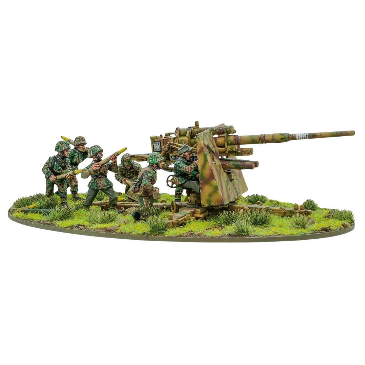 Waffen-SS 8.8cm Flak 37 Warlord Games – pomalowany model działa przeciwlotniczego 88mm z 7 metalowymi figurkami obsługi Waffen-SS 28mm Bolt Action, kamuflaż grochowy, widok z boku pod skosem, obsługa ładująca amunicję, podstawka owalna z trawą
