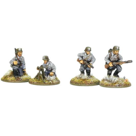 Finnish Light Mortar and Flamethrower Teams Warlord Games WGB-FN-26 – 4 pomalowane metalowe figurki fińskich żołnierzy 28mm Bolt Action: zespół moździerza lekkiego (obsługujący i ładowniczy klęczący przy moździerzu) oraz zespół miotacza ognia (żołnierz z miotaczem ognia i asystent z pistoletem maszynowym), mundury M36 w kolorze szarozielonym, hełmy z odznaką czaszki, podstawki z trawą, widok z przodu, białe tło
